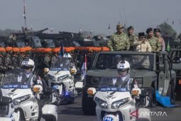 TNI commanders to lead by example in frontline: President