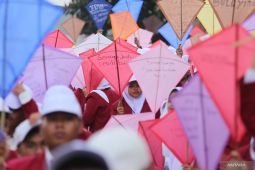 Ribuan mahasiswa baru UM Surabaya gaungkan simbol kebebasan