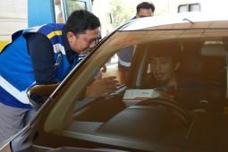 Jasamarga bagikan mawar kepada pengguna jalan peringati Harpelnas 2025