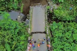 Jembatan putus akibat cuaca ekstrem di Lumajang