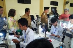 Pemkab Madiun beri pelatihan jahit sepatu ratusan calon tenaga kerja