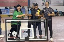 Perbasi Jatim salurkan bantuan ring basket untuk sekolah dan komunitas