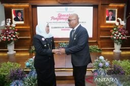 Gubernur Khofifah anugerahkan Lencana Jer Basuki Mawa Beya kepada Akhmad Munir