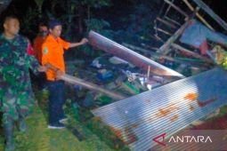 BPBD Pamekasan evakuasi korban angin kencang di Desa Palengaan