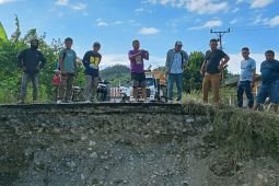 Jembatan putus akibat banjir isolasi 8 desa di Tojo Una-Una