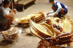 Pemuda Blitar raup puluhan juta berkat produksi lambang Garuda