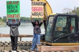 Aksi aktivis lingkungan di Surabaya