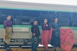 Daop Madiun rayakan Hari Batik dengan peragaan busana di KA dan stasiun
