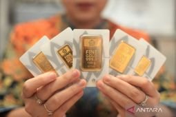 Harga Antam sabtu ini turun Rp57.000 menjadi Rp2,428 juta/gram