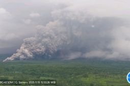 Semeru erupsi disertai luncuran awan panas sejauh 7 km