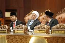 Khofifah sebut penurunan target pendapatan 2026 efek regulasi nasional