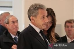 Pengadilan Prancis izinkan eks presiden Sarkozy dilepas dari penjara