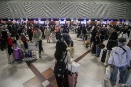 Penumpang pesawat di Bandara Juanda jelang Natal