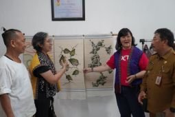 UK Petra dampingi penenun jombang buat tirai tenun