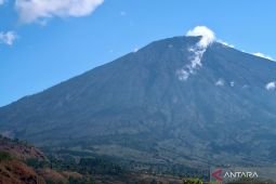 Pulihkan ekosistem, pendakian Gunung Rinjani ditutup sementara
