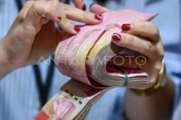 Senin ini rupiah dibuka melemah ke Rp16.772 per dolar AS