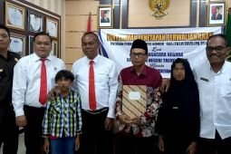 Kejari Trenggalek serahkan penetapan perwalian anak ke Yayasan LKSA