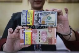 Rupiah melemah diiringi keputusan BI tahan suku bunga