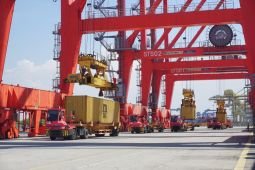 Pelindo optimistis arus peti kemas capai 13,13 juta TEUs pada 2025