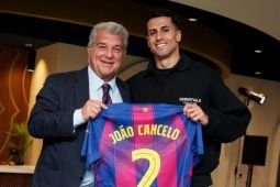 Joao Cancelo kembali berseragam Barcelona
