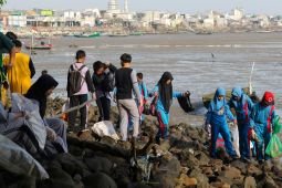 Bersih-bersih Pantai Kenjeran Surabaya