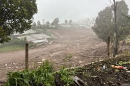 Pencarian korban longsor Cisarua dihentikan sementara akibat cuaca buruk