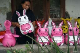 Kerajinan pot karakter dari limbah galon air