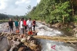 Sebanyak 1.500 warga Situbondo terisolasi akibat jembatan putus