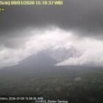 Gunung Semeru erupsi disertai luncuran awan panas sejauh 4 kilometer