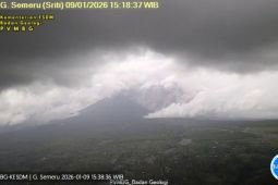 Gunung Semeru erupsi disertai luncuran awan panas sejauh 4 kilometer