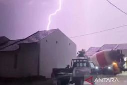 BMKG: Surabaya Sabtu ini berpeluang hujan dengan disertai petir