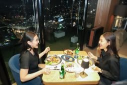 Buka bersama dengan panorama lampu Kota Surabaya