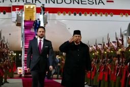 Prabowo dikawal jet tempur F-16 saat tiba di Yordania