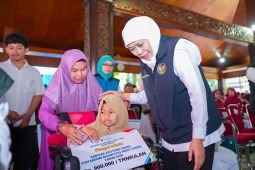 Khofifah salurkan bansos Rp7,6 miliar perkuat ekonomi warga Gresik