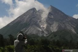 Merapi luncurkan dua awan panas guguran sejauh 1,6 km