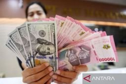 Ekonom: Rupiah berisiko tetap lemah jika konflik Iran-Israel tak reda