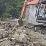 Petugas gabungan singkirkan batu besar di jalur Trenggalek-Ponorogo