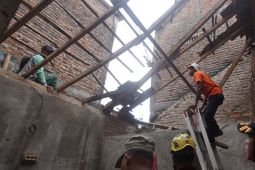 Atap rumah warga di Kota Madiun roboh karena bangunan tua