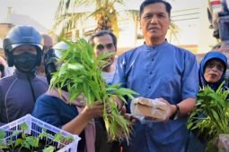 DLH dan Proklim Kota Madiun bagikan 1.500 takjil hingga sayuran segar