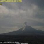 Semeru erupsi disertai letusan awan panas sejauh 3,5 km