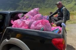 TNBTS ajak wisatawan di Bromo terapkan gerakan "bawa turun sampahmu"