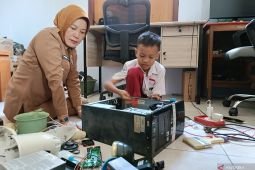 Pemkab Bojonegoro fasilitasi bocah sembilan tahun rakit sepeda listrik