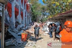 One dead after 7.6 quake hits North Sulawesi