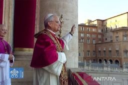 Paus Leo pimpin Jalan Salib di Colosseum Roma