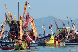 Nelayan Trenggalek melarung sesaji di tengah minimnya hasil tangkapan