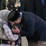 Momen haru Presiden Prabowo cium bayi prajurit TNI yang gugur
