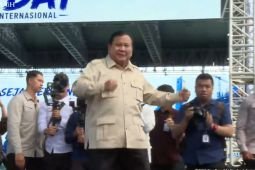 Prabowo lempar topi hingga joget di panggung pada puncak Hari Buruh