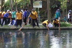 Gotong royong bersihkan Sumber Jiput Kota Kediri