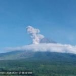 Semeru alami erupsi disertai awan panas guguran sejauh 2 km