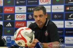 Pelatih minta pemain Arema lunasi hutang kemenangan saat lawan PSM